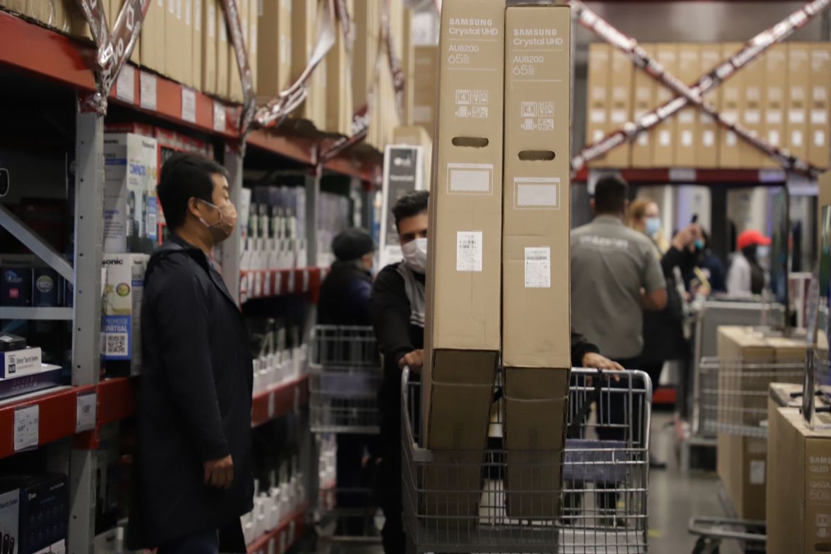 Los clientes se hicieron largas filas para disfrutar de los descuentos del El Fin Irresistible. ( Naomi Antonio)