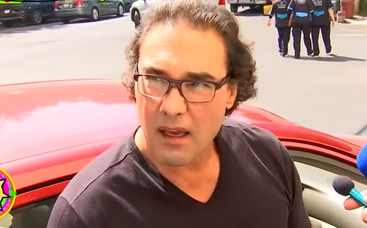 Eduardo Yáñez explota contra prensa en plena calle (Captura).