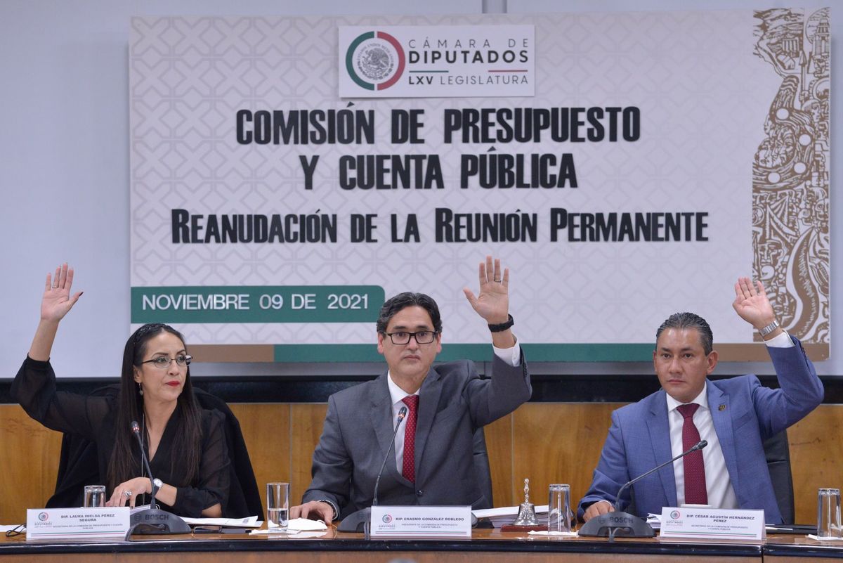 Erasmo González Robledo (centro), titular del órgano parlamentario. (Cuartoscuro)