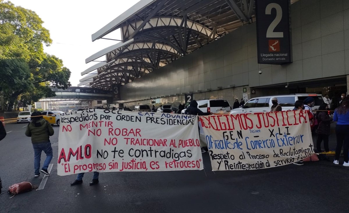Los manifestantes cerraron el acceso a la Terminal 1 del AICM. | César Velázquez