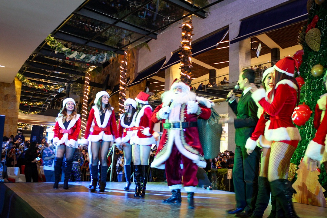 Santa Claus y sus ayudantas comenzaron los festejos en Mundo E. (Cortesía)