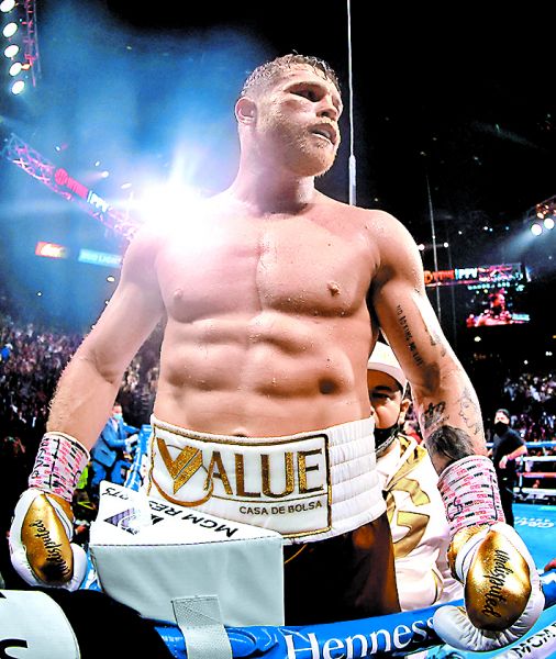 Saúl festeja su victoria sobre Caleb Plant. AP