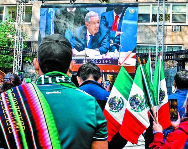 Simpatizantes del mandatario siguieron su participación a través de pantallas. AP