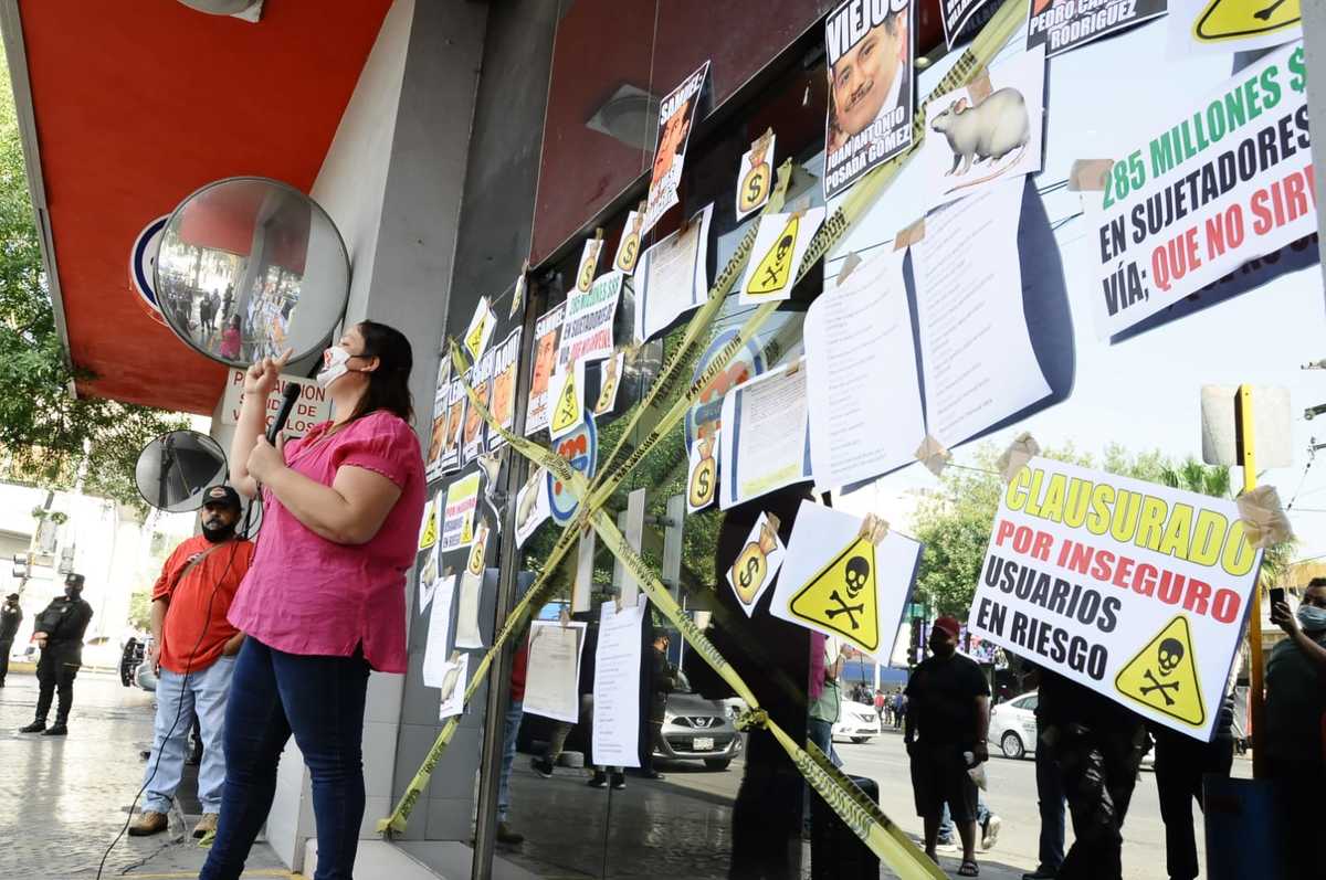 Únete Pueblo “clausura” oficinas Metrorrey con fotos de funcionarios. Foto: Raúl Palacios.
