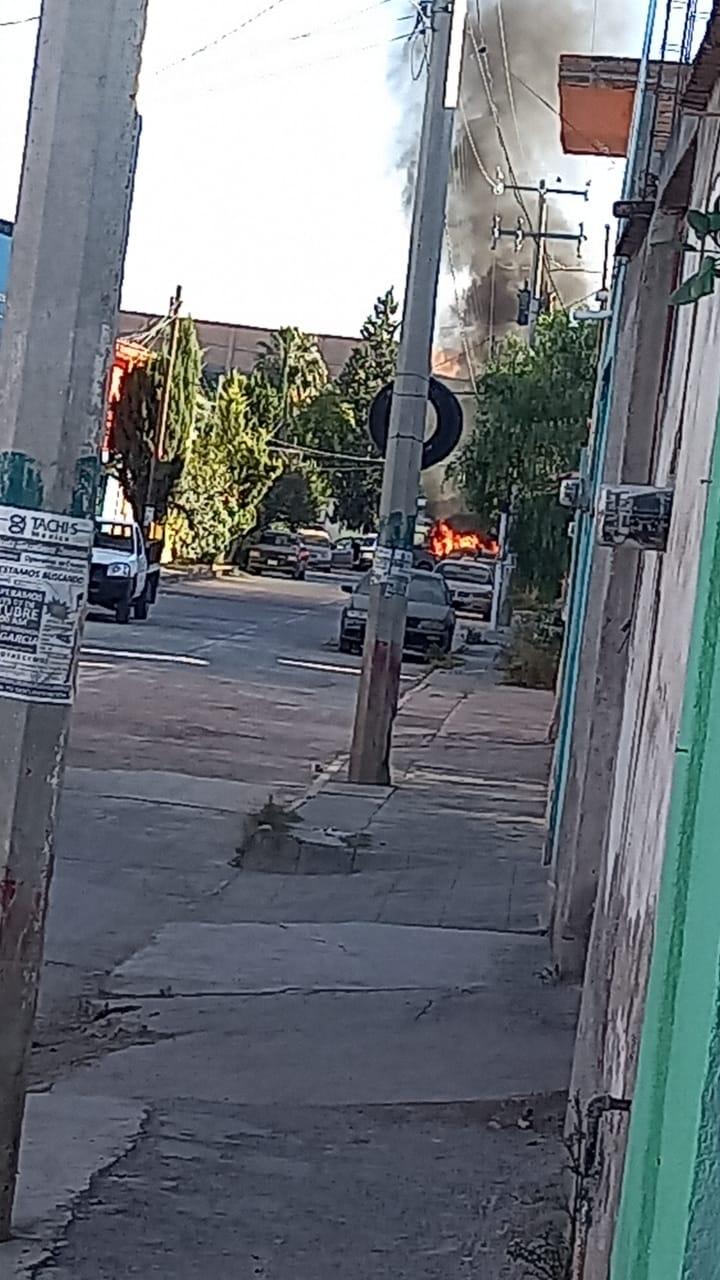 Un vehículo de los presuntos delicuentes se incendió. (Manuel Chacón)
