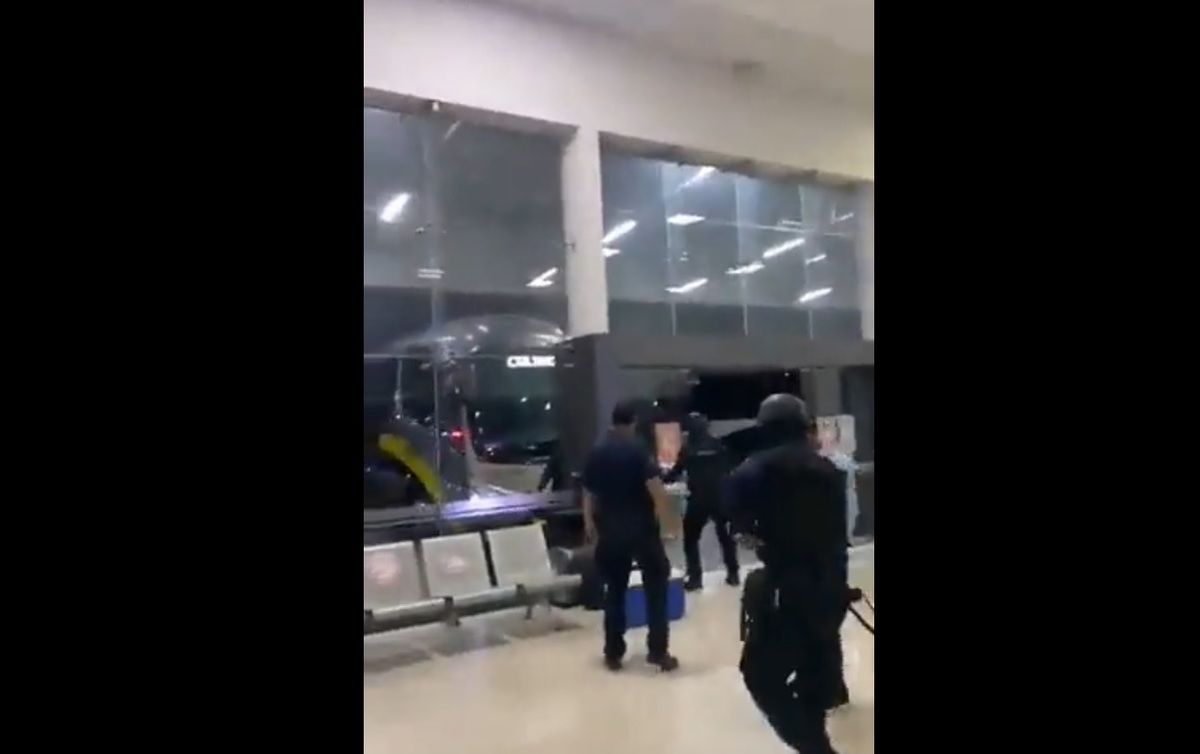 Elementos de seguridad lanzaban objetos al hombre para detenerlo. (Leticia Acosta)