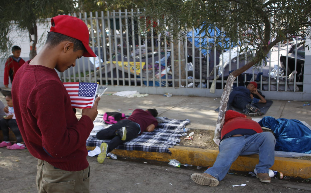 Un grupo de migrantes toma un descanso mientras continúa paso por México | Andrés Lobato