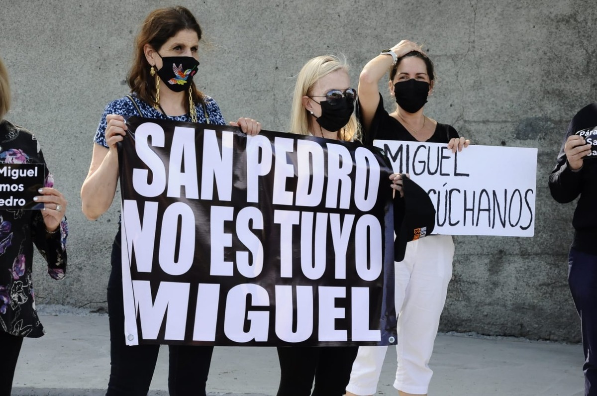 Los vecinos se encontraron situados en una esquina con pancartas en mano. Foto: Raúl Palacios