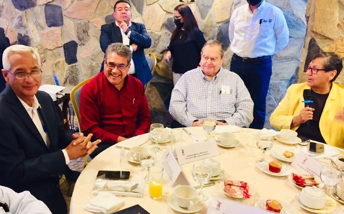 Armando Martínez en junta con la mesa directiva del Ciest. (Facebook)