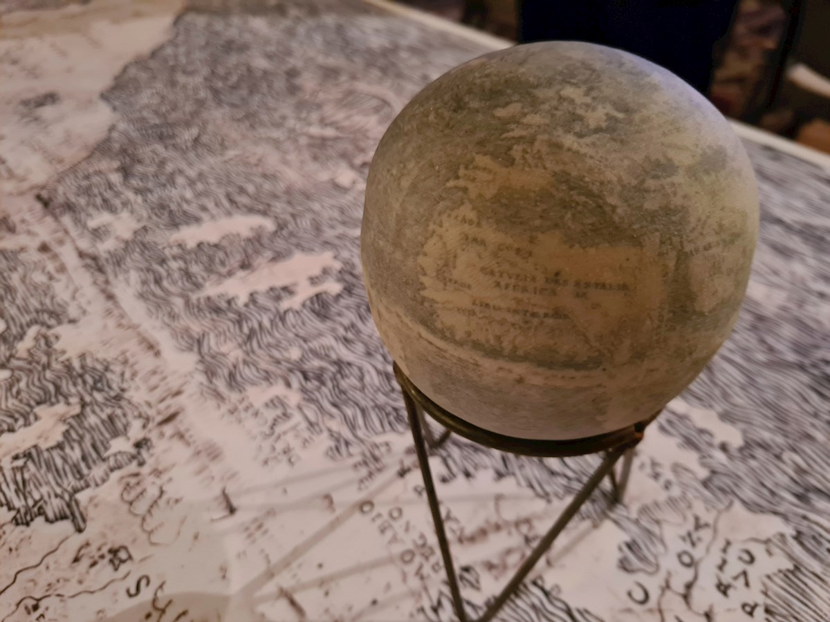 El coleccionista belga Stefaan Missinne expone en Roma la réplica de un globo terráqueo que asegura que fue realizado por Leonardo Da Vinci en 1504. (