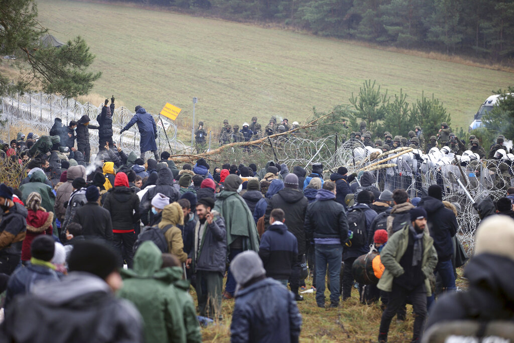 La crisis migratoria ha causado algunos episodios de violencia en la frontera entre Bielorrusia y Polonia. (AP)