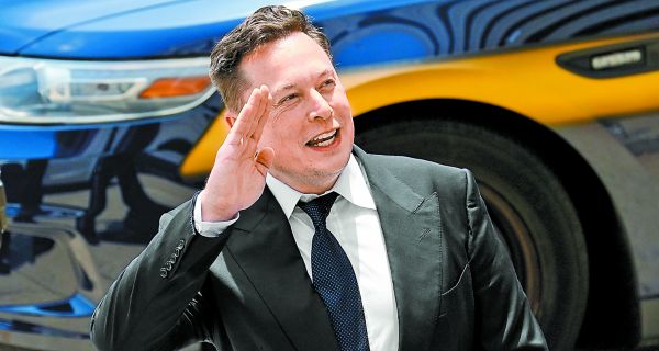 El fundador de la compañía sometió a consenso en Twitter el movimiento accionario. Matt Rourke/AP