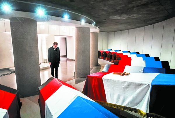 Macron rinde homenaje al cuerpo del soldado. Reuters