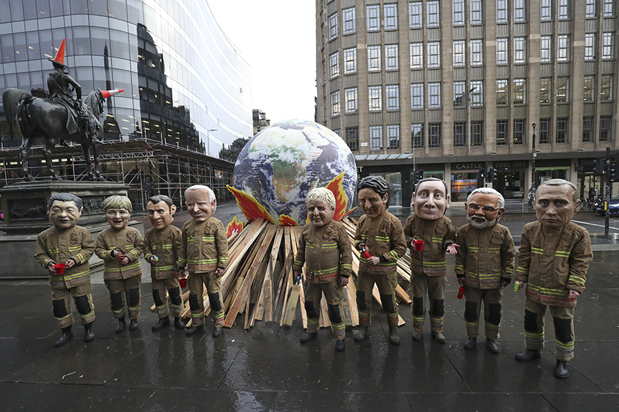 En el último día del COP26, centenares de activistas protestan ante la inoperancia climática de los líderes mundiales