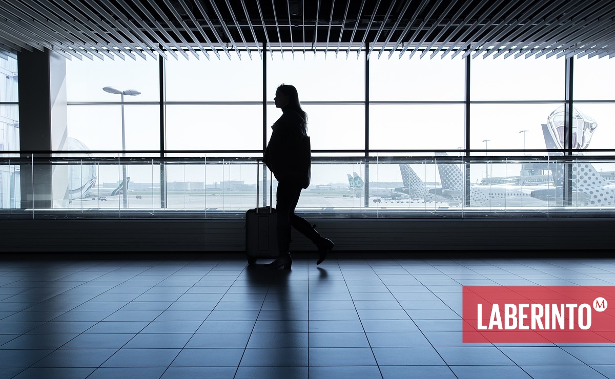Una mujer recorre los pasillos de un aeropuerto. (Foto: Pixabay)
