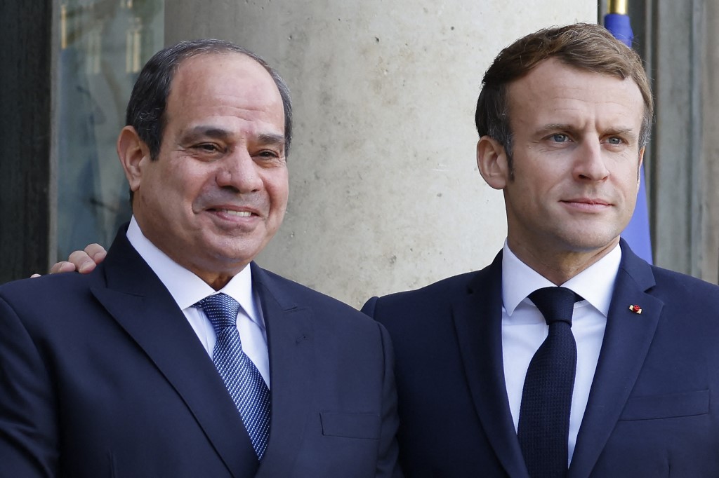 El presidente de Libia, Abdel Fattah al-Sisi, junto al mandatario francés Emmanuel Macron. (AFP)