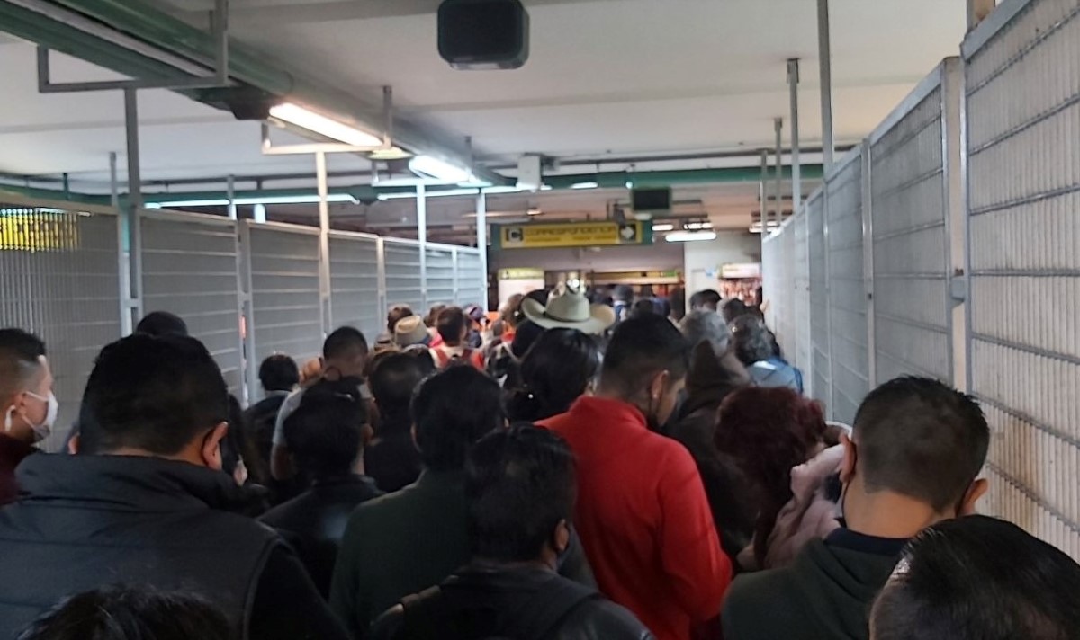 Usuarios reportan retrasos en Línea B del Metro. | Twitter