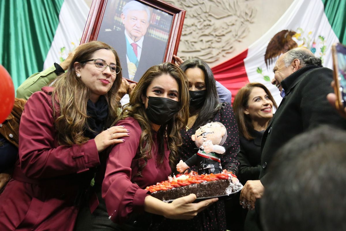 Diputados de Morena y simpatizantes festejaron el cumpleaños de AMLO en San Lázaro. (Cuartoscuro)