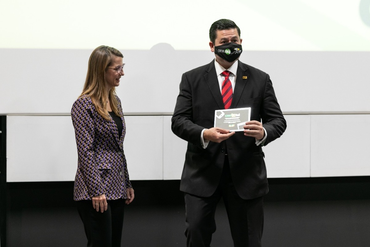 Gabriel Torres, director de Canal 44 y organizador de TVMorfosis recibió el premio (Cortesía)