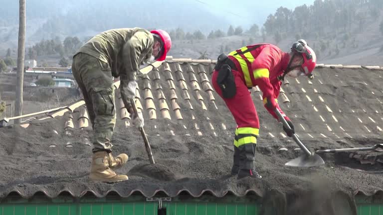 Se han realizado jornadas de limpieza en las casas cercanas del volcán de La Palma. (Reuters)