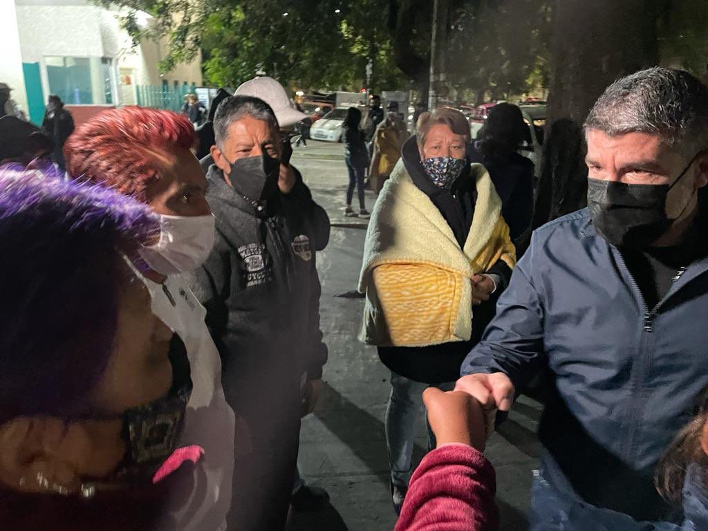 Mauricio Tabe acudiendo con los familiares a las afueras del hospital Rubén Leñero. (Leonardo Lugo)