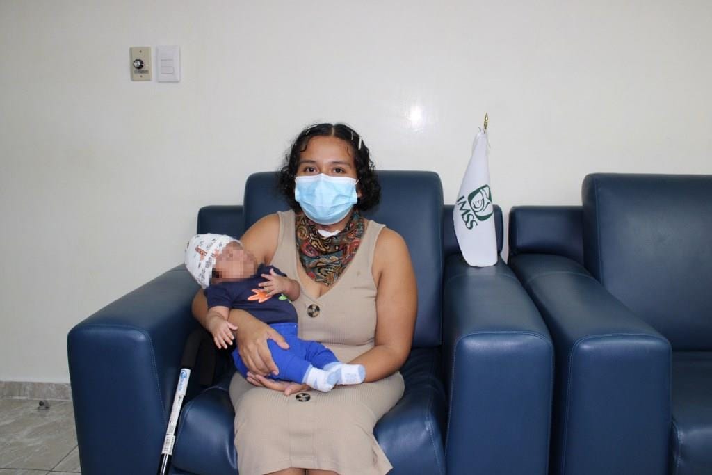 Mujer conoce a su bebé después de dos meses