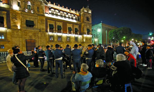 Seguidores llevaron mariachis y tamales a Palacio Nacional para celebrar el cumpleaños del Presidente. Juan Carlos Bautista