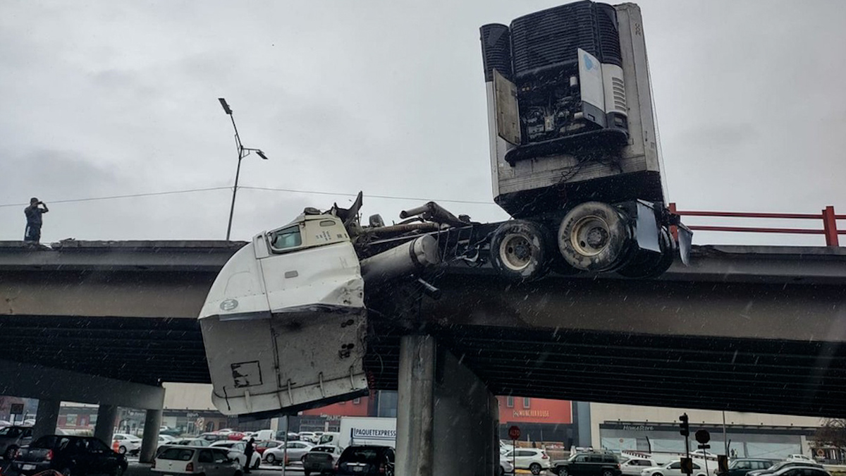 Tráiler queda colgando de paso a desnivel en San Nicolás