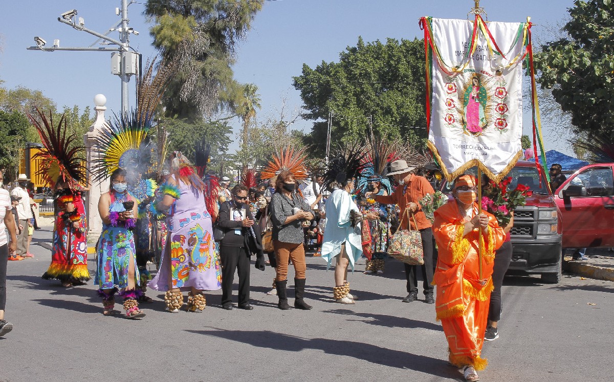 Danza Azteca Chicomoztoc ofrece su devoción a través del baile a la Virgen de Guadalupe. (Brenda Alcalá)