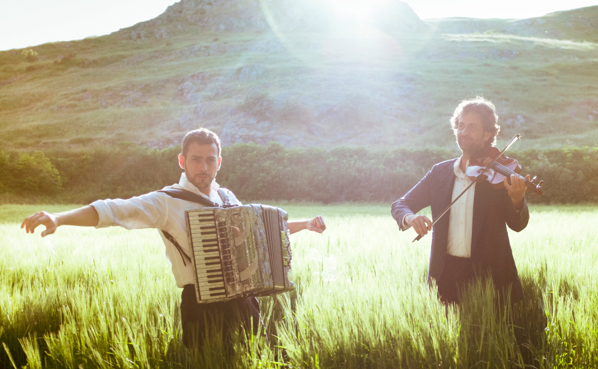 Los músicos españoles Jorge Arribas y Diego Galaz. (Cortesía: Fetén Fetén)