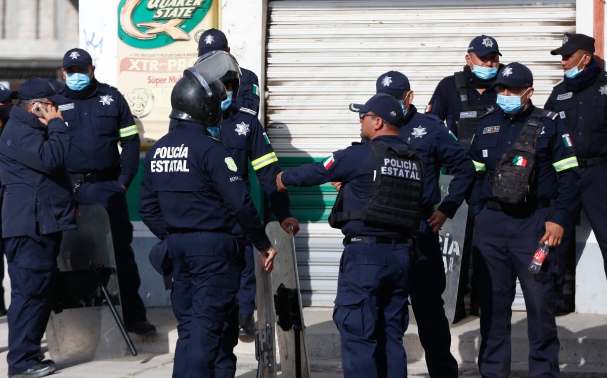 Policías vigilando la votación en Nextlalpan. (Araceli López)