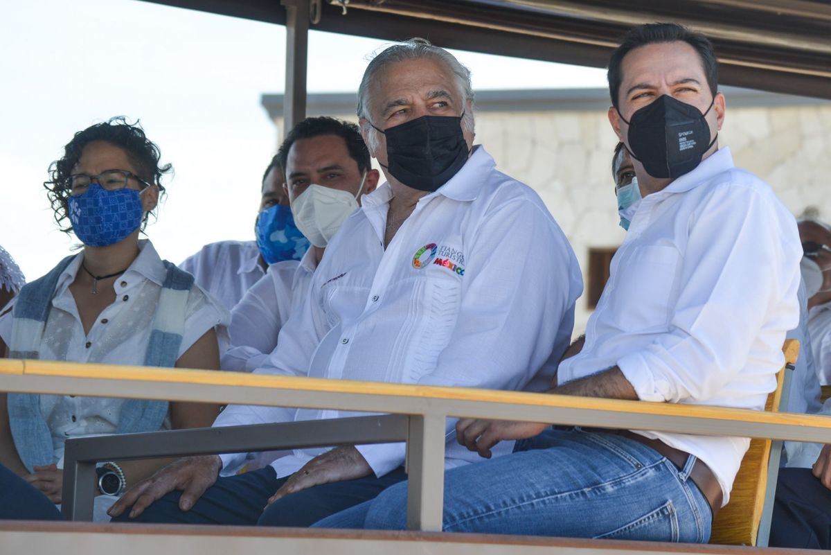 Secretario de Turismo, Miguel Torruco Marqués, y el  gobernador del estado de Yucatán, Mauricio Vila, durante la inauguración del Tianguis Turístico. 