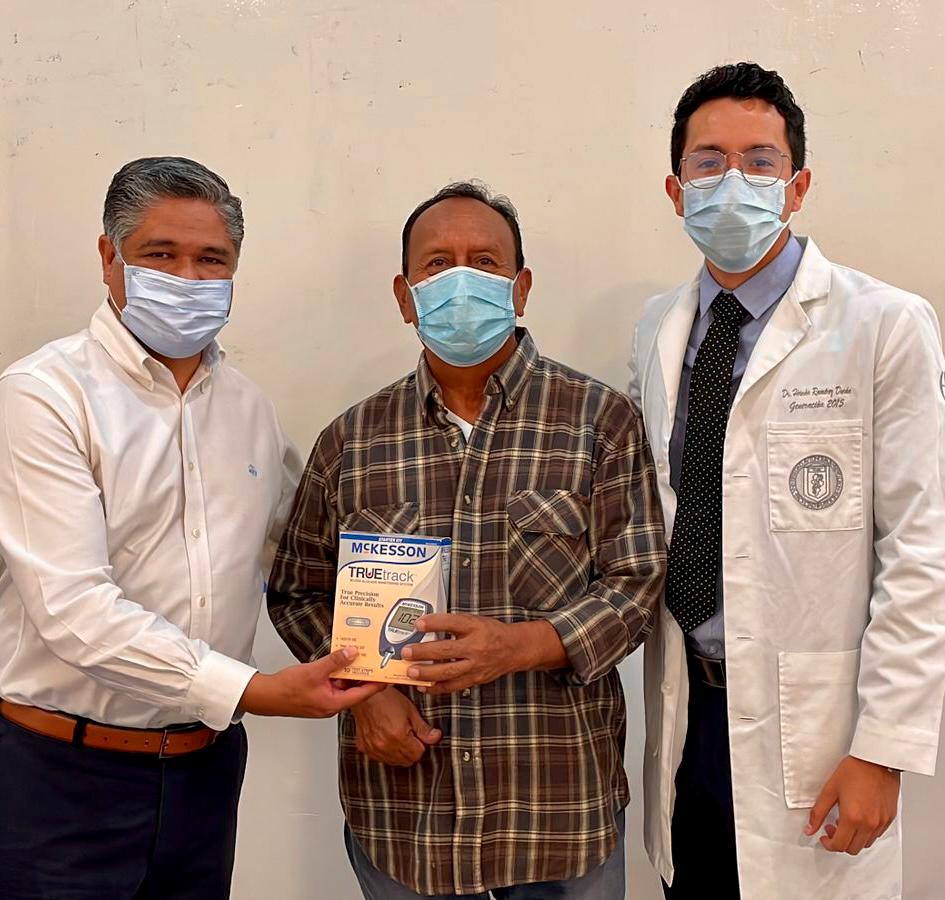 Víctor Fuentes Solís acercó a la gente con un especialista. Foto: Especial.