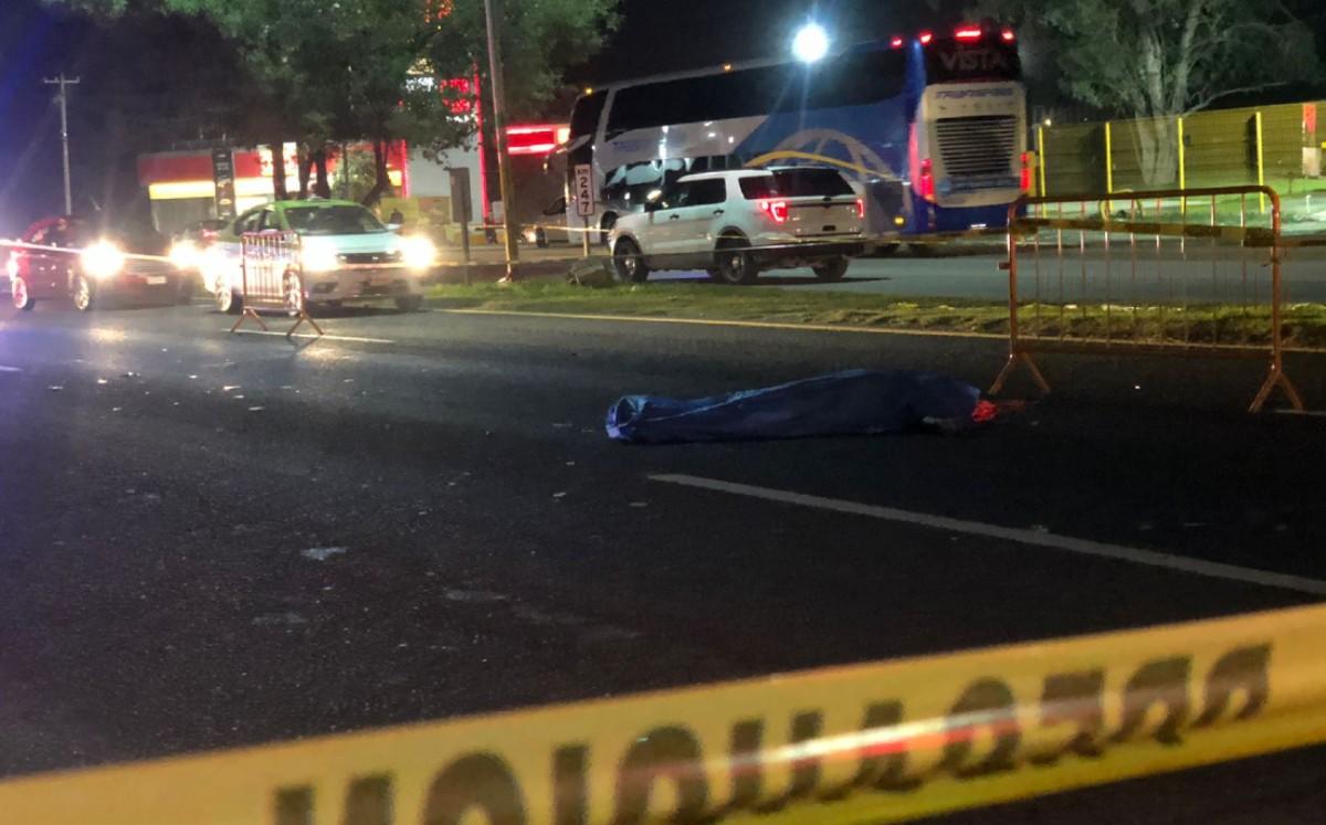 Acordonaron un tramo de los carriles de media y baja velocidad, viéndose afectada la vialidad durante más de tres horas. Foto: Vianca Treviño