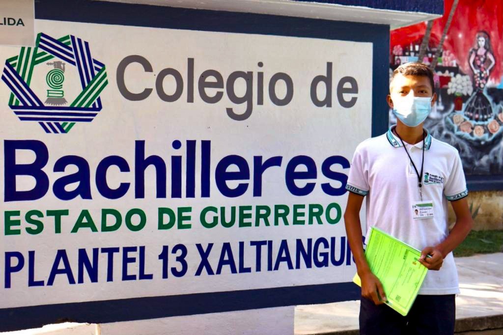 Los nuevos alumnos de bachillerato recibieron la beca Benito Juárez. (Especial)