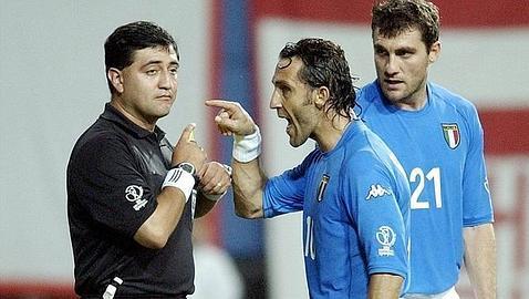 Byron Moreno pitando el Corea del Sur vs Italia (EFE)