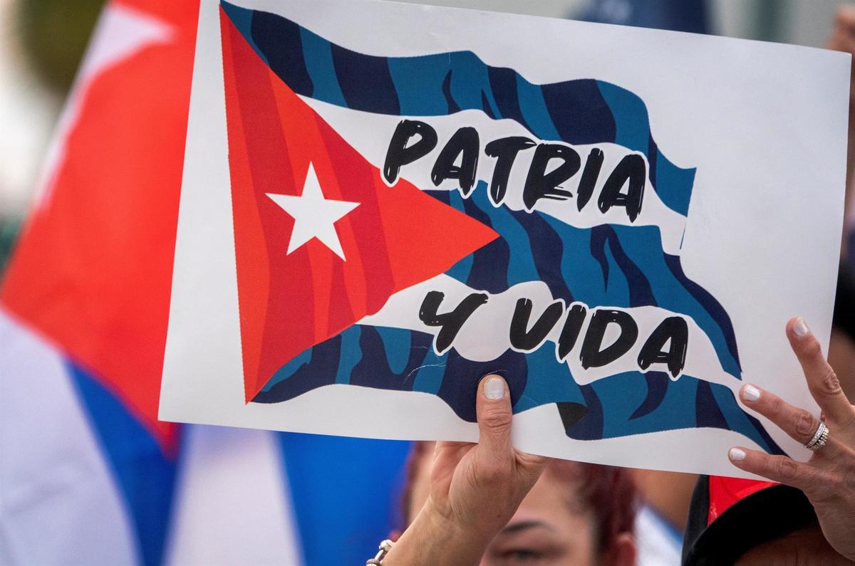 Carteles durante manifestación en Cuba "vida y patria" | EFE