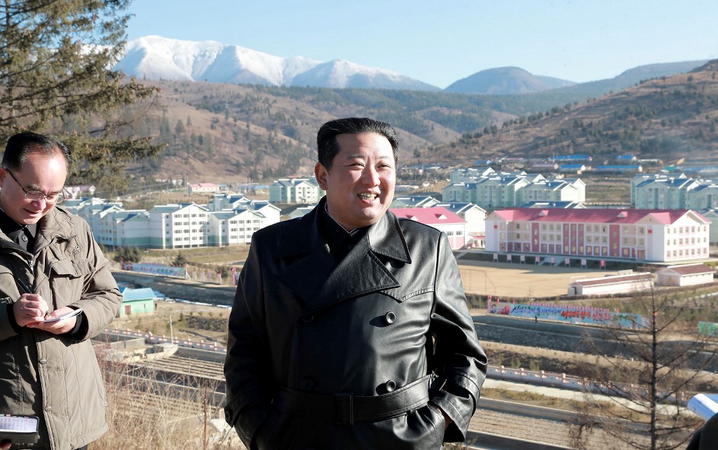 Kim Jong-un, líder del Corea del Norte, revisando el desarrollo urbanístico de Samjiyon. (AFP)