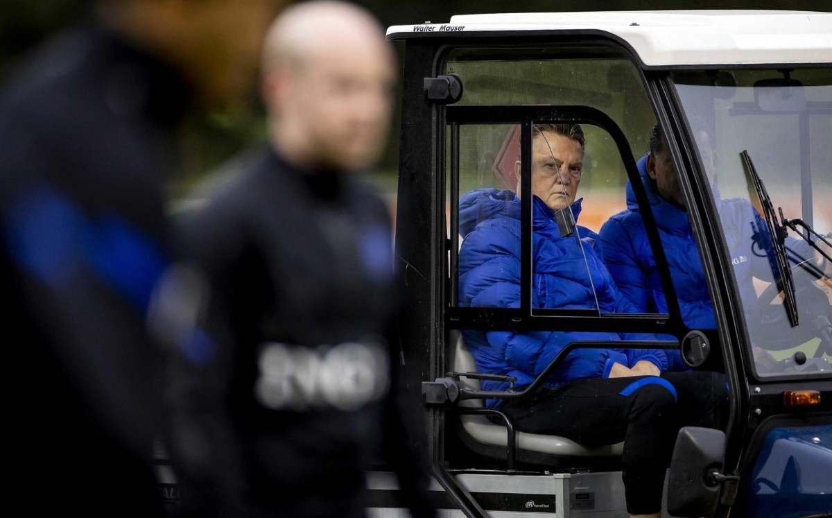 Louis Van Gaal dirige a Holanda desde un carro de golf (EFE)