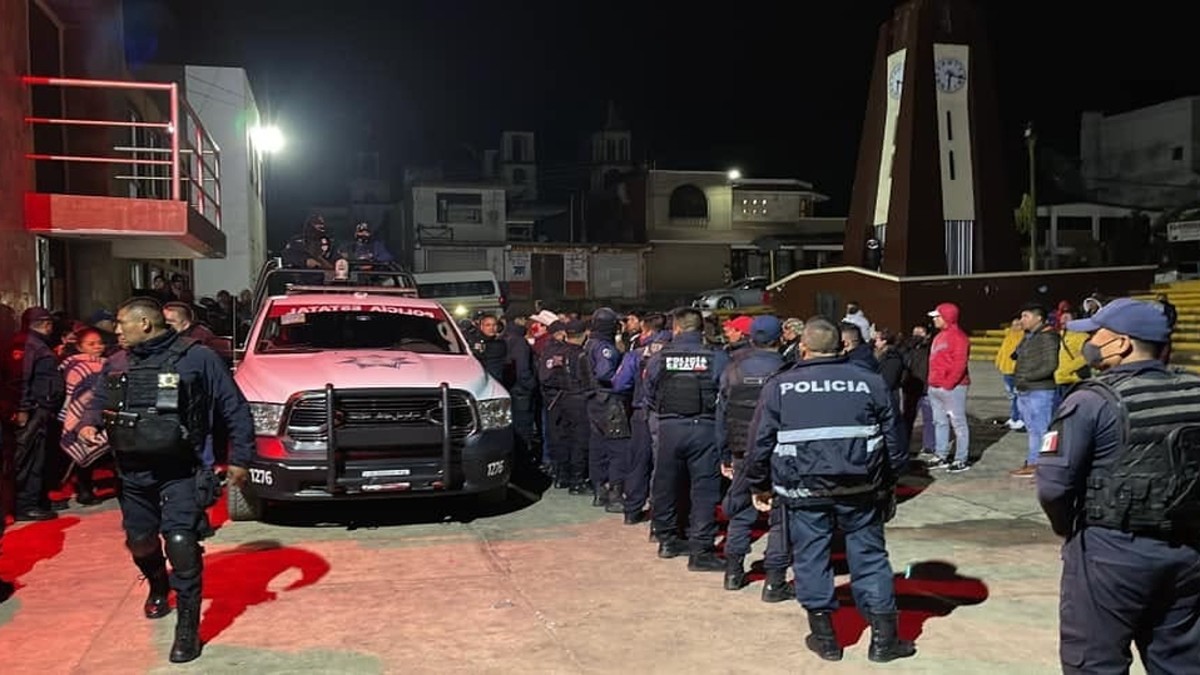 Pelea campal provoca detenciones y una patrulla quemada en Honey, Puebla