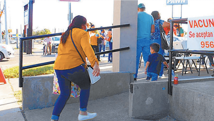 Cualquier persona que esté en el rango de edad Enfermera de EU puede recibir la dosis en el módulo estadunidense. FOTOS: ROBERTO ALANÍS