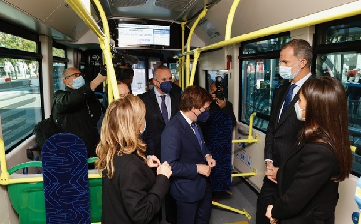 Los reyes viajaron por varias estaciones a través del autobús eléctrico. | Casa Real
