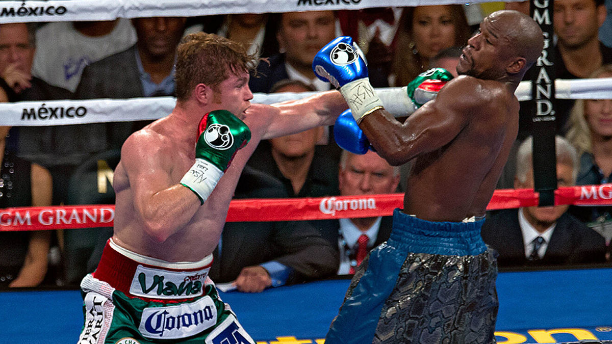 Canelo Álvarez y Floyd Mayweather durante una pelea (Imago7)