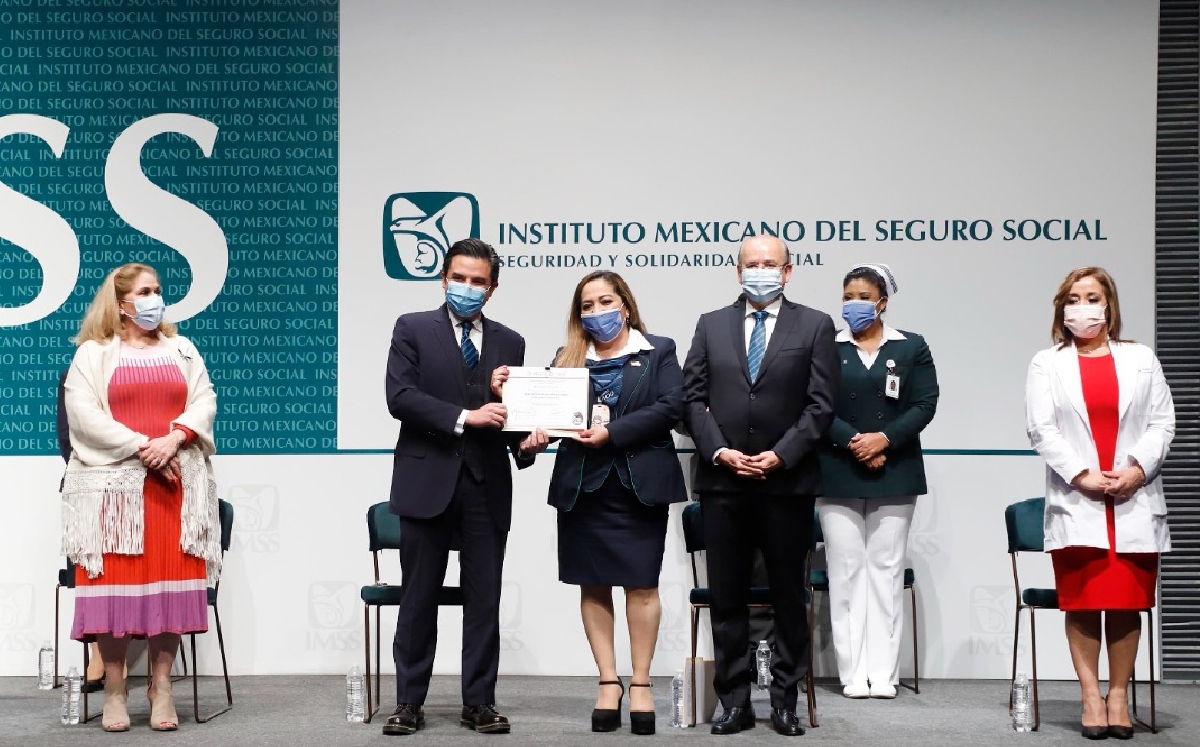 El director general del IMSS durante la ceremonia de reconocimiento al personal TAOD. | Especial