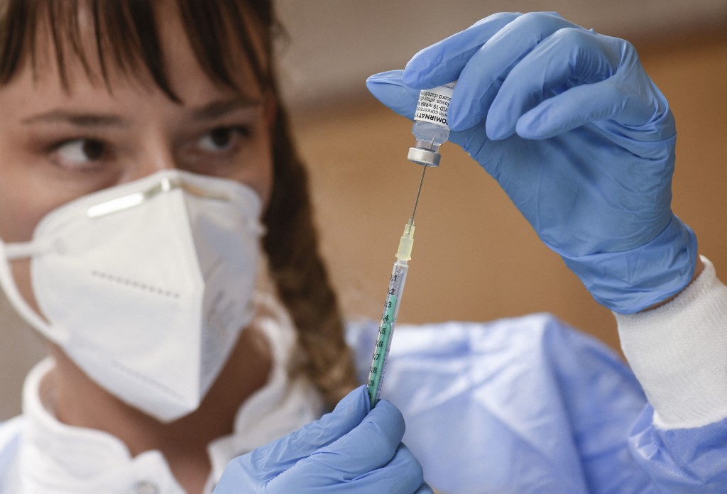 La tercera dosis de la vacuna de Pfizer sería aplicable para todos los adultos. (AFP)