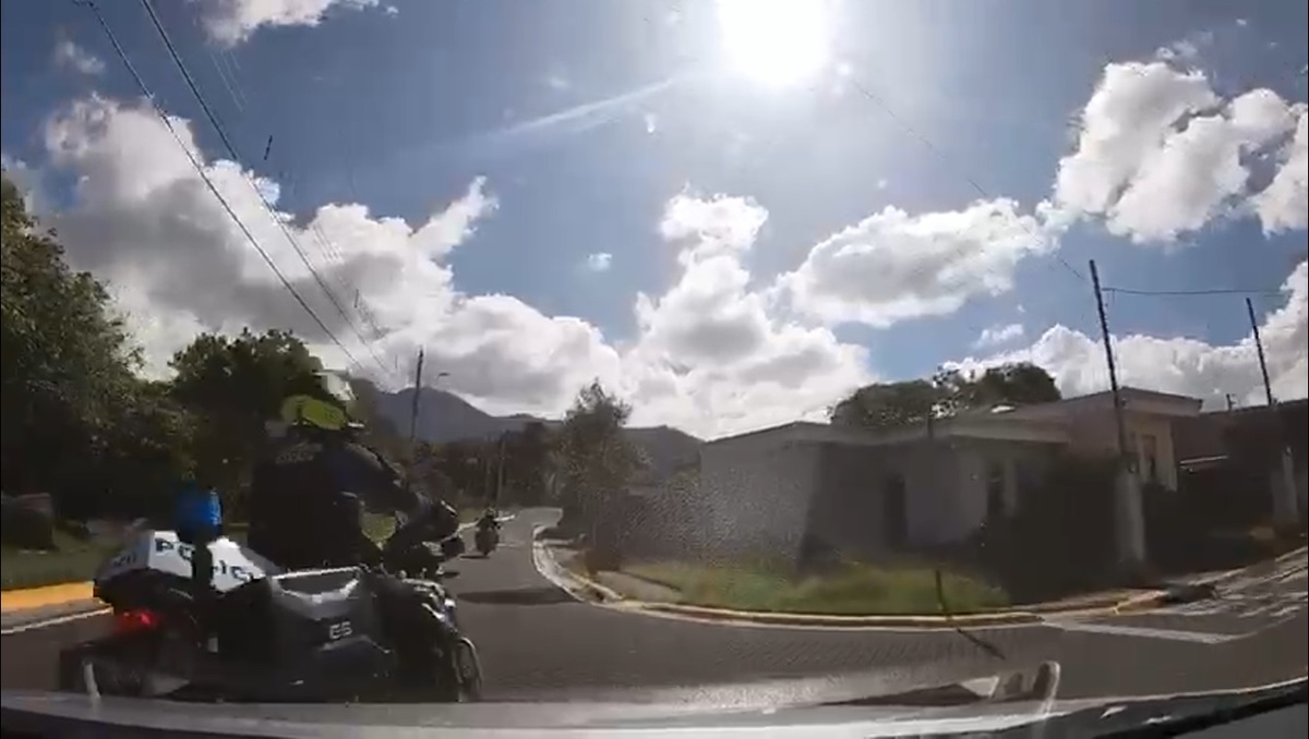 El choque había sido ocasionado por el policía. (Captura)