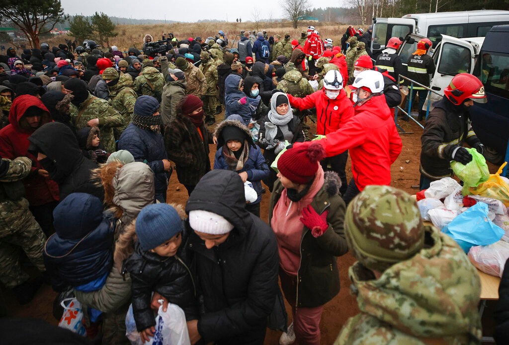 Emplean cañón hidrante en frontera de Polonia (AP)