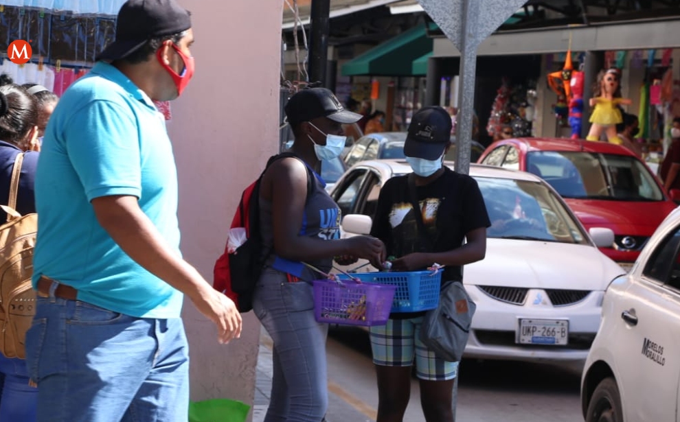 Enfermera llegó de Haiti a Tampico, ahora vende dulces para subsistir (Yazmín Sánchez)
