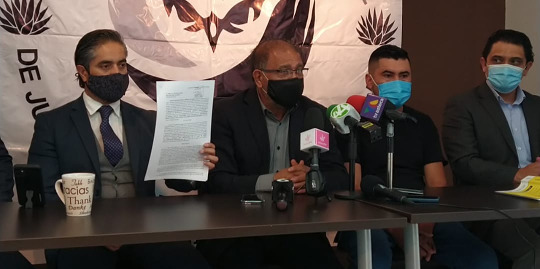 Integrantes del Colegio Nacional de Juristas presentaron la denuncia ante la Fiscalía. (Roberto Hurtado)