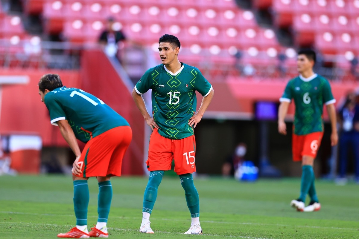 Lerdo otorgó la presea de 'Ciudadano Distinguido 2021', al futbolista Uriel Antuna. (Mexsport)